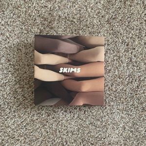 BRAND NEW Skims- Seamless sculpting leggings